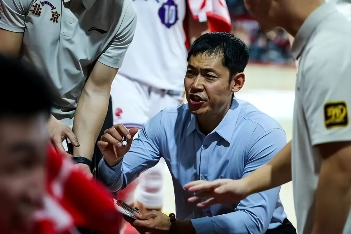 世界杯预选赛赛程-获泰伦卢BUFF后终输球，第8位下课主帅即将诞生，球迷：杨鸣快来